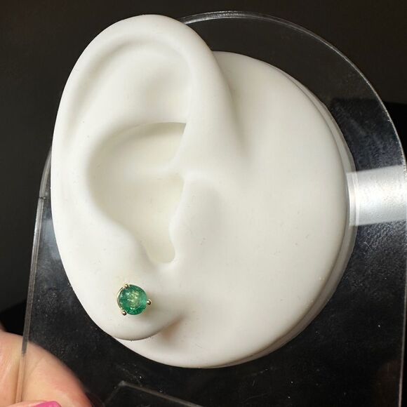 NWT 1.14ctw Emerald stud earrings in 14k yellow gold!! - Picture 2 of 9